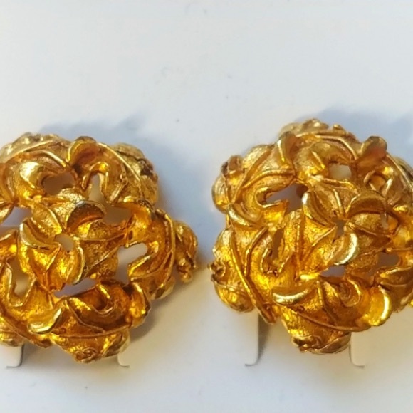 Graciano Ornate Goldtone Button Clip on Earrings - Picture 1 of 2